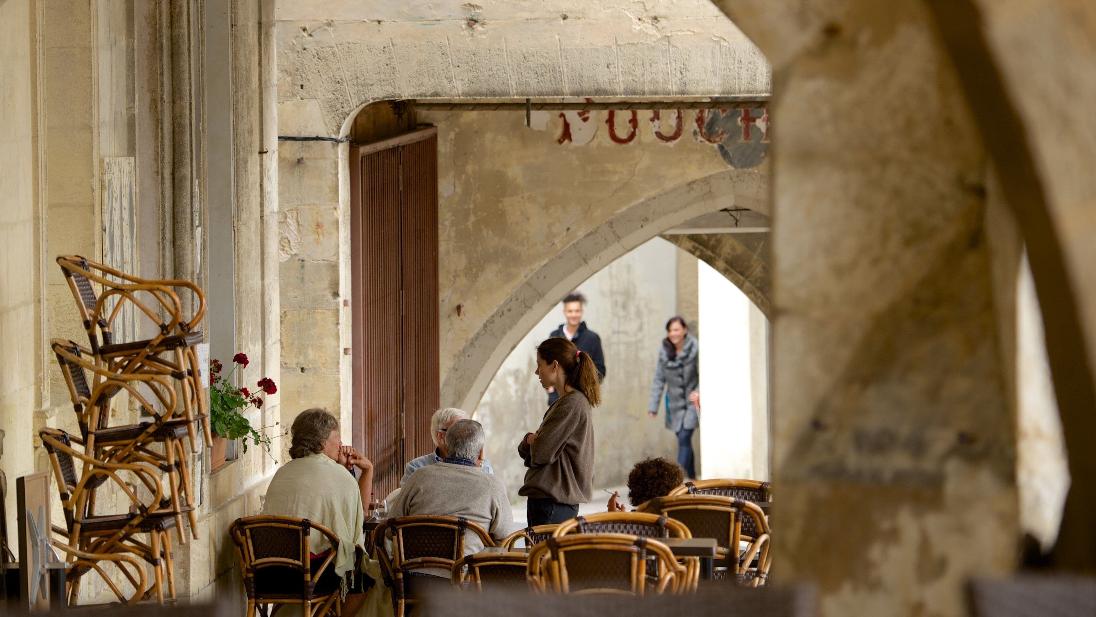 Bazas ofreciendo comer al aire libre y también un pequeño grupo de personas