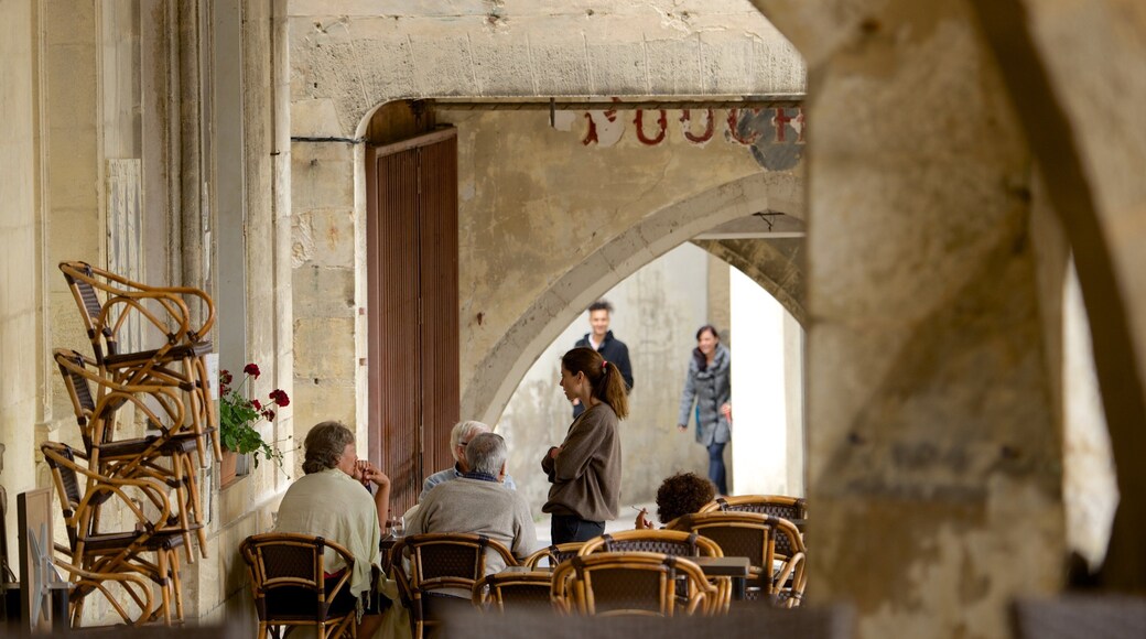 Bazas ofreciendo comer al aire libre y también un pequeño grupo de personas