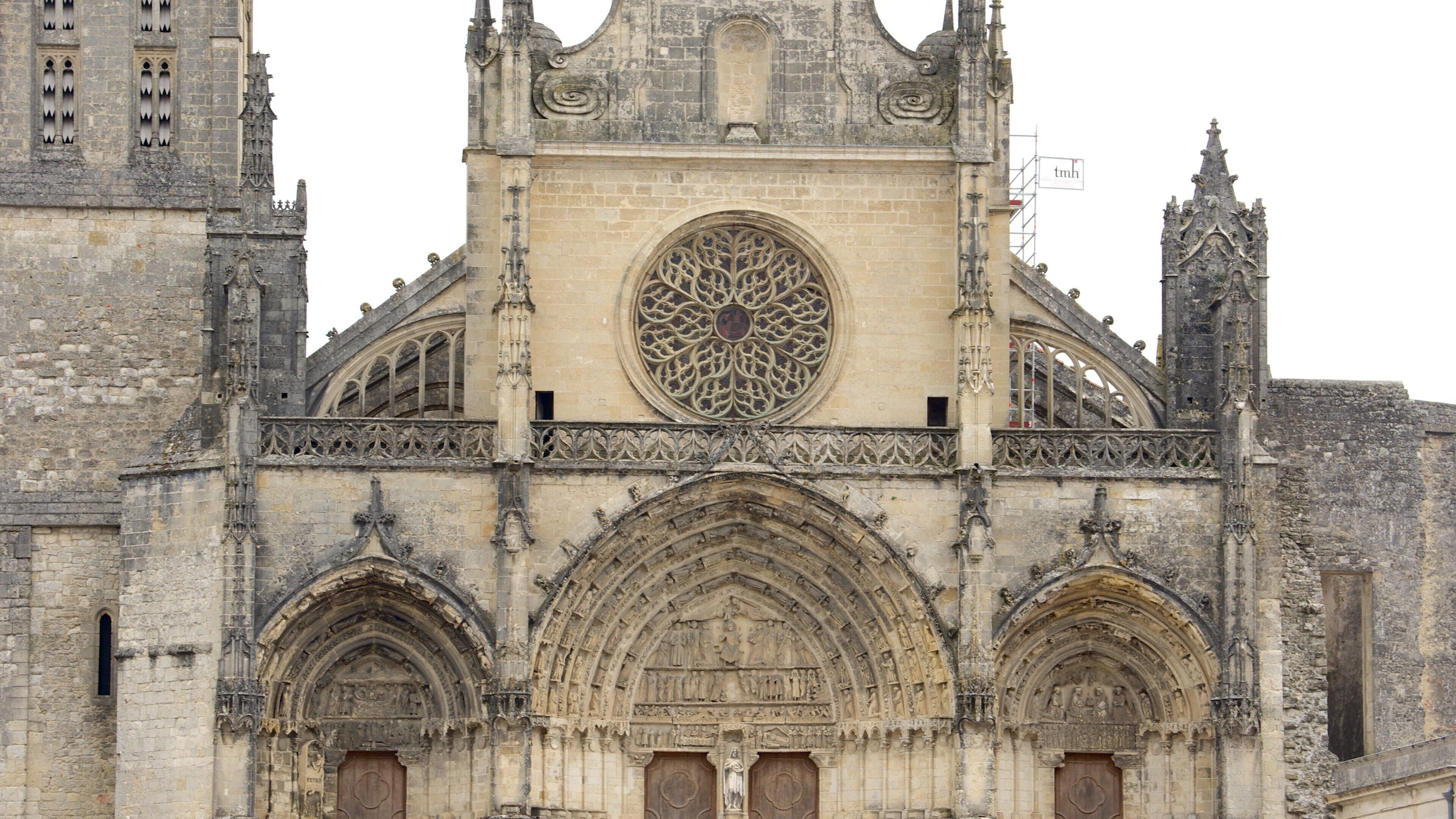 Bazas showing heritage architecture and a church or cathedral