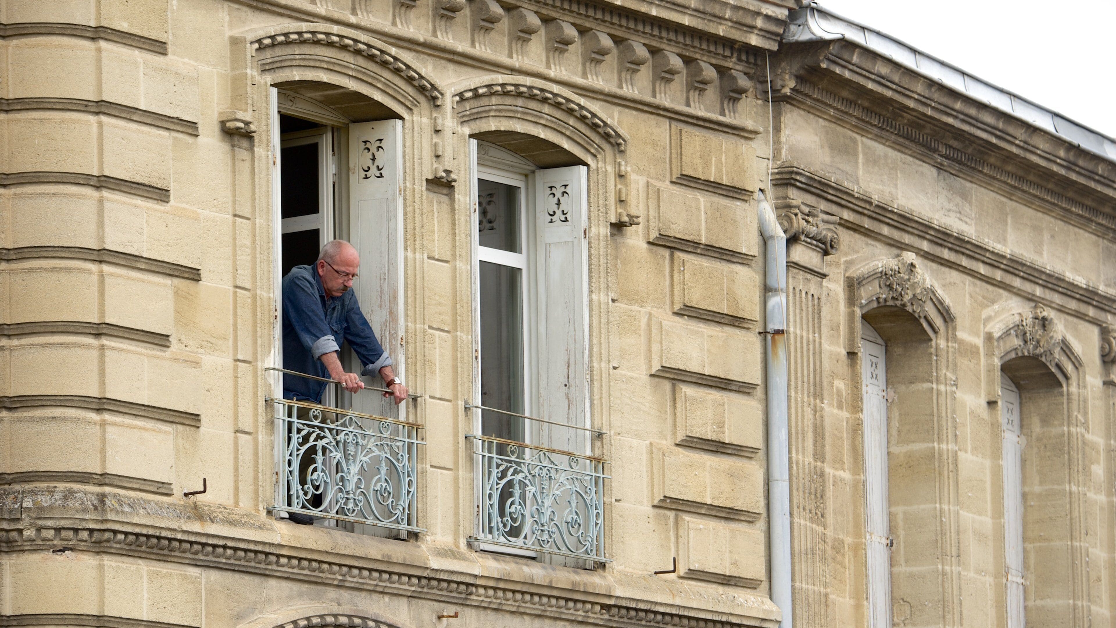 Bazas que incluye elementos del patrimonio y también un hombre