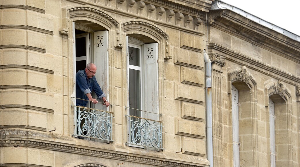 Bazas que incluye elementos del patrimonio y también un hombre
