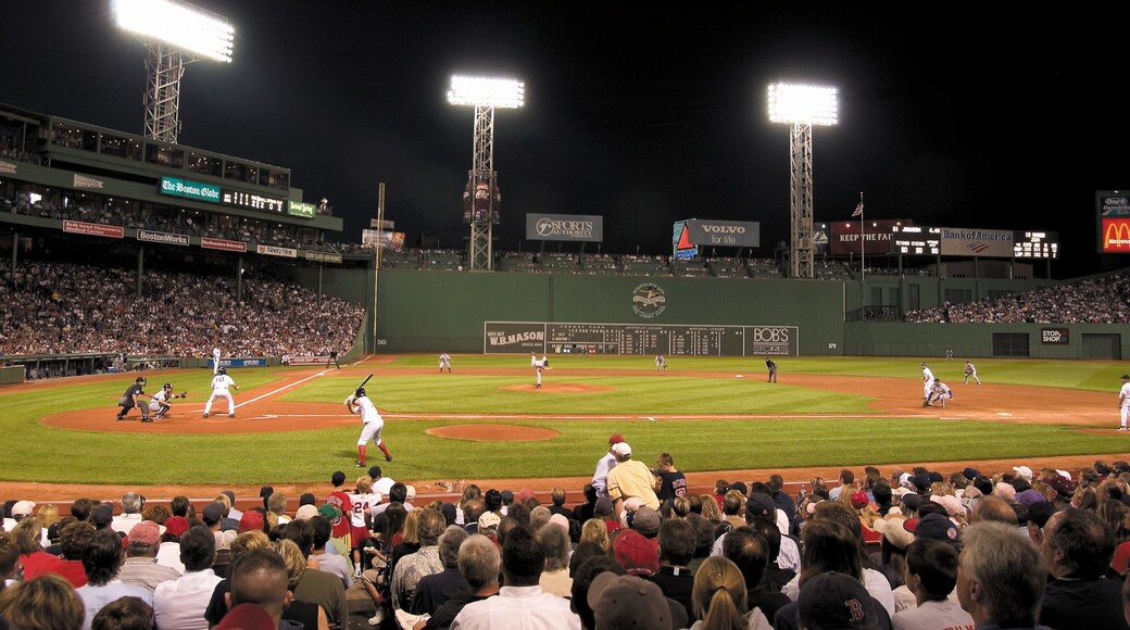 Fenway Park toont een sportevenement en nachtleven en ook een grote groep mensen
