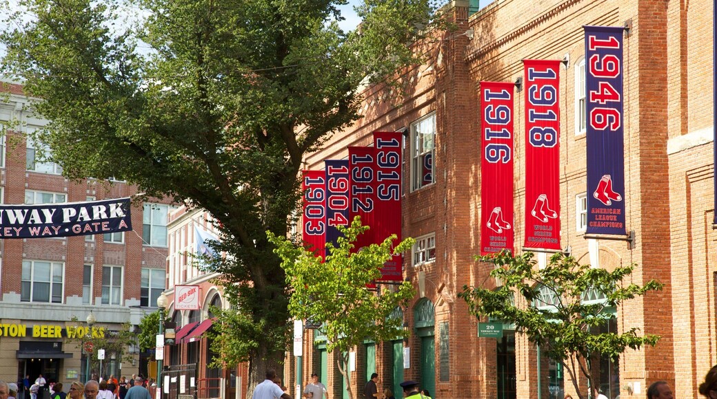 Fenway Park som inkluderer gatescener, by og skilt