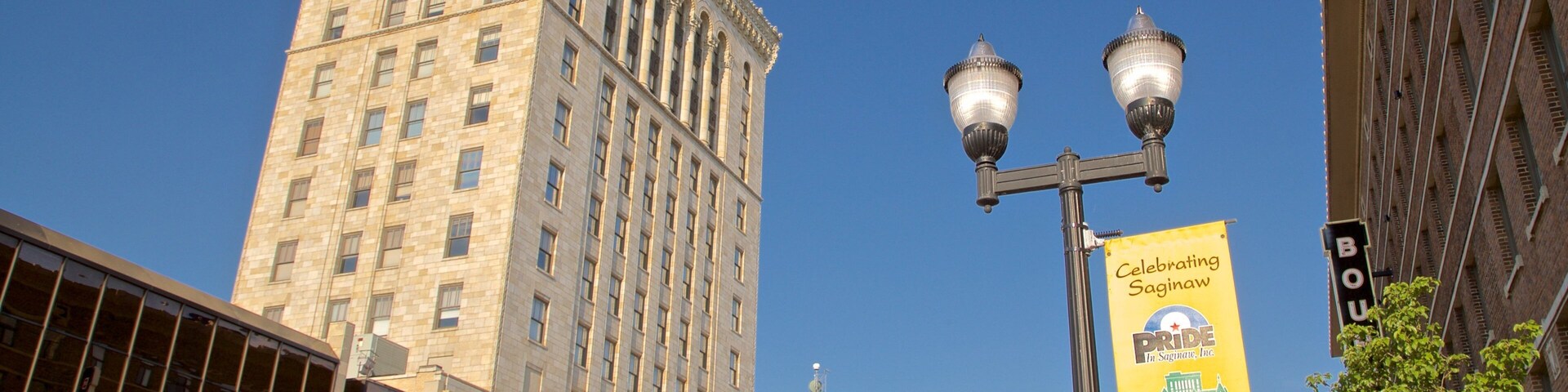 Saginaw mostrando sinalização e uma cidade