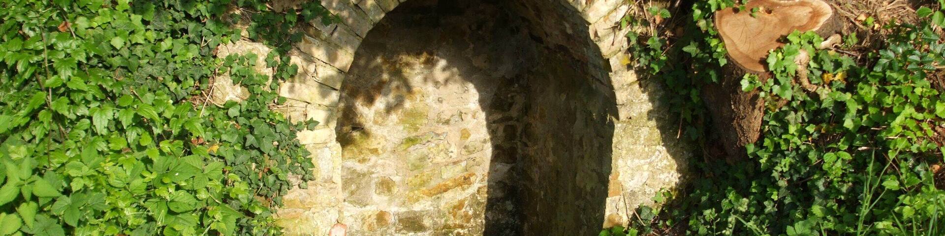 Der Kindlesbrunnen auf dem Michaelsberg (Untergrombach). Der Sage nach wurden alle neugeborenen Untergrombacher erst vom Klapperstorch aus dem „Kindlesbrunnen” geholt.