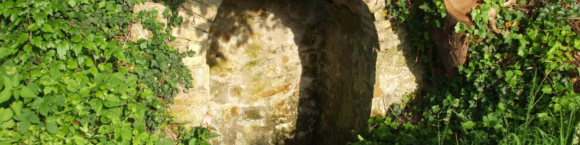 Der Kindlesbrunnen auf dem Michaelsberg (Untergrombach). Der Sage nach wurden alle neugeborenen Untergrombacher erst vom Klapperstorch aus dem „Kindlesbrunnen” geholt.