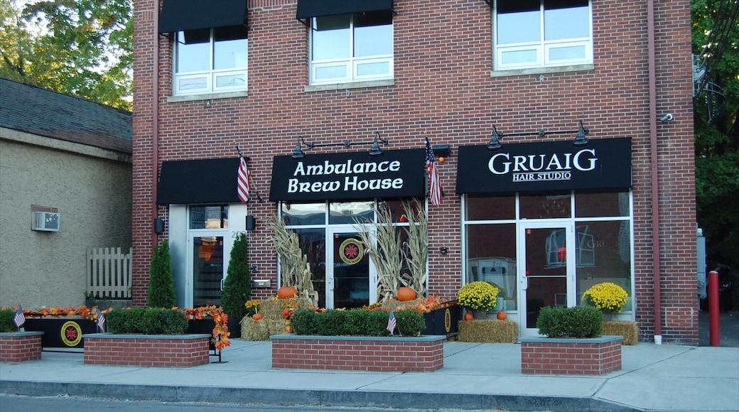 Mahwah - Nanuet fasiliteter samt bar og skilt