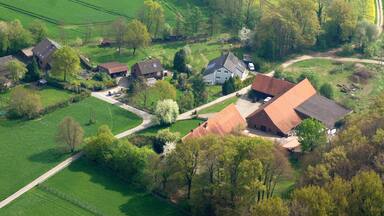 Schreinerei Gövert in der Bauerschaft Poppenbeck bei Havixbeck, Kreis Coesfeld. Die Aufnahme entstand wĂ€hrend des MĂŒnsterland-Fotoflugs am 12. April 2014. This file was uploaded with Commonist.