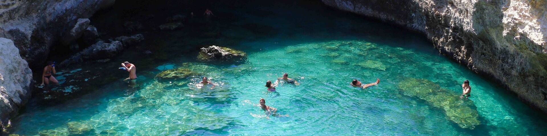 Grotta Della poesia . Com base em Otranto fiz varios passeios