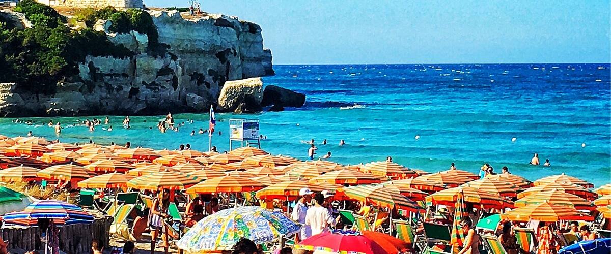 People living in Puglia are lucky enough to have the sea touching two sides of their land. Because of this, when winds from north blow (Vento Maestrale) most of them favorite the western sea (Mar Ionio) looking for a calmer situation. Of course the other way round happens when southern winds blow (Scirocco).
This tower is called Torre dell'Orso and it's one the favorite places for locals to relax on the Adriatic side of Salento