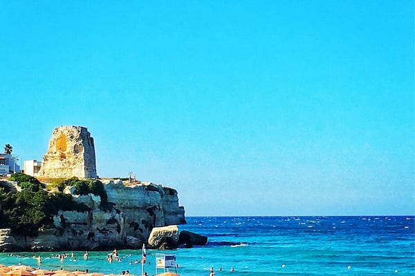 People living in Puglia are lucky enough to have the sea touching two sides of their land. Because of this, when winds from north blow (Vento Maestrale) most of them favorite the western sea (Mar Ionio) looking for a calmer situation. Of course the other way round happens when southern winds blow (Scirocco).
This tower is called Torre dell'Orso and it's one the favorite places for locals to relax on the Adriatic side of Salento