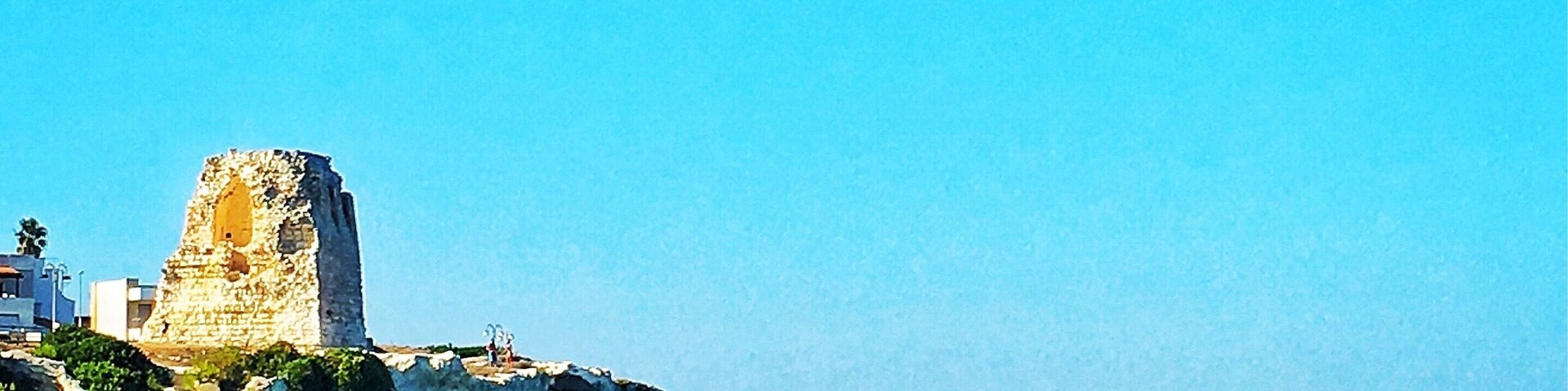 People living in Puglia are lucky enough to have the sea touching two sides of their land. Because of this, when winds from north blow (Vento Maestrale) most of them favorite the western sea (Mar Ionio) looking for a calmer situation. Of course the other way round happens when southern winds blow (Scirocco).
This tower is called Torre dell'Orso and it's one the favorite places for locals to relax on the Adriatic side of Salento