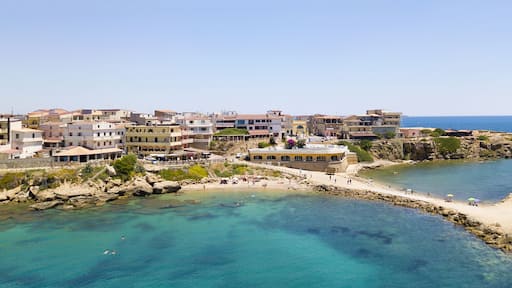 Vista aerea del castello aragonese di Le Castella, Calabria, Italia: il Mar Ionio, costruito su una piccola striscia di terra che domina la Costa dei Saraceni nel borgo di Isola Capo Rizzuto