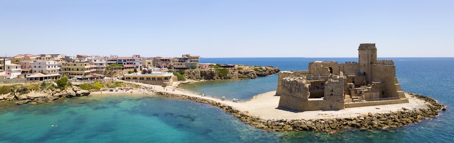 Vista aerea del castello aragonese di Le Castella, Calabria, Italia: il Mar Ionio, costruito su una piccola striscia di terra che domina la Costa dei Saraceni nel borgo di Isola Capo Rizzuto