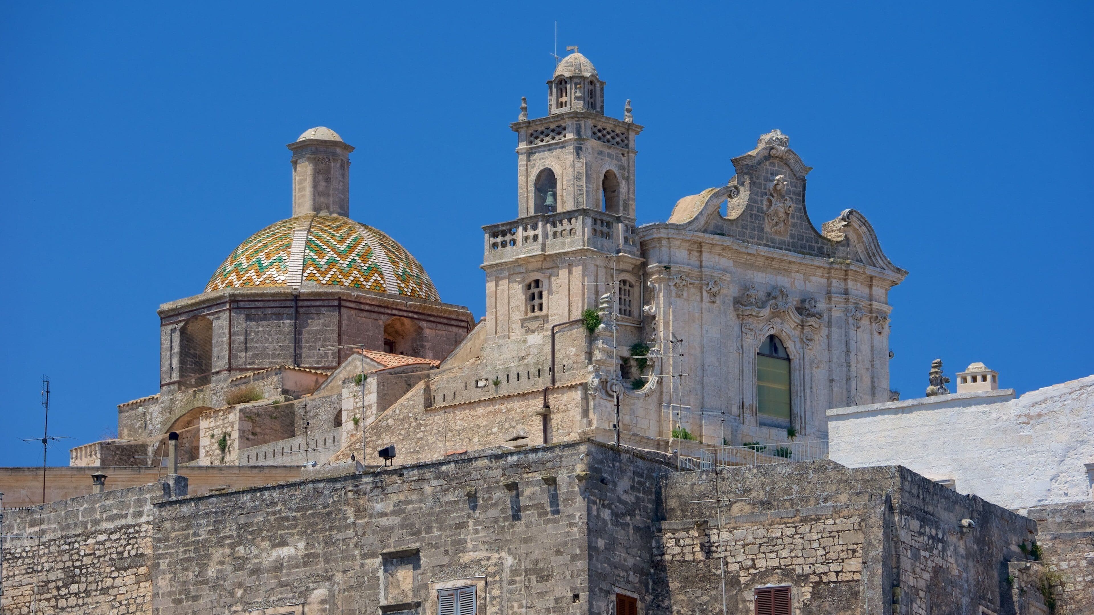 Brindisi showing heritage architecture