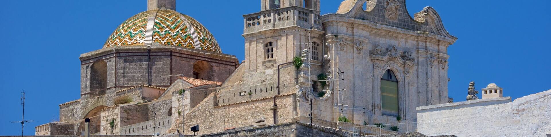 Brindisi que incluye patrimonio de arquitectura