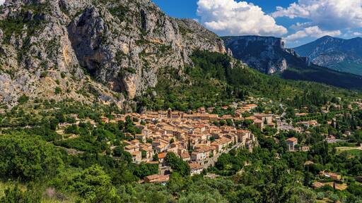 To get this view you need to get to the heights of Moustiers-Sainte-Marie near the Cascade du Riou. #TroveOnTuesday