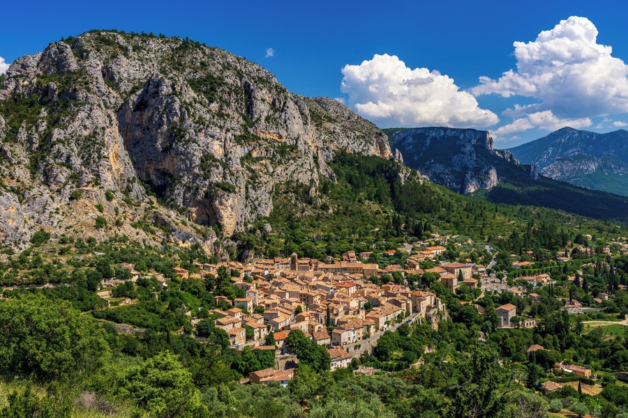 To get this view you need to get to the heights of Moustiers-Sainte-Marie near the Cascade du Riou. #TroveOnTuesday
