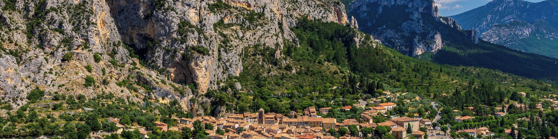 To get this view you need to get to the heights of Moustiers-Sainte-Marie near the Cascade du Riou. #TroveOnTuesday