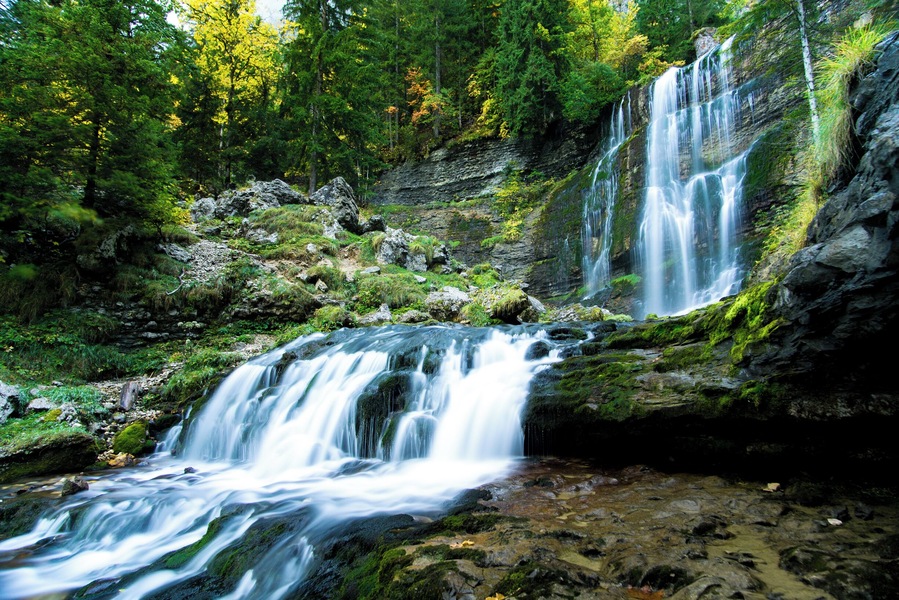 This is a great spot for waterfall photography, there are a couple of really beautiful ones, especially during the fall, with all the beautifully colored trees.
Note that in winter and autumn, the sun never reaches this part of the mountain