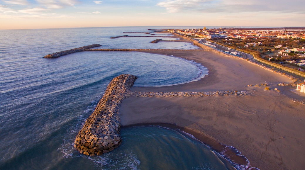 Vue aérienne sur le littoral et le village de Saintes-Maries-de-la-Mer. Camargue, France.