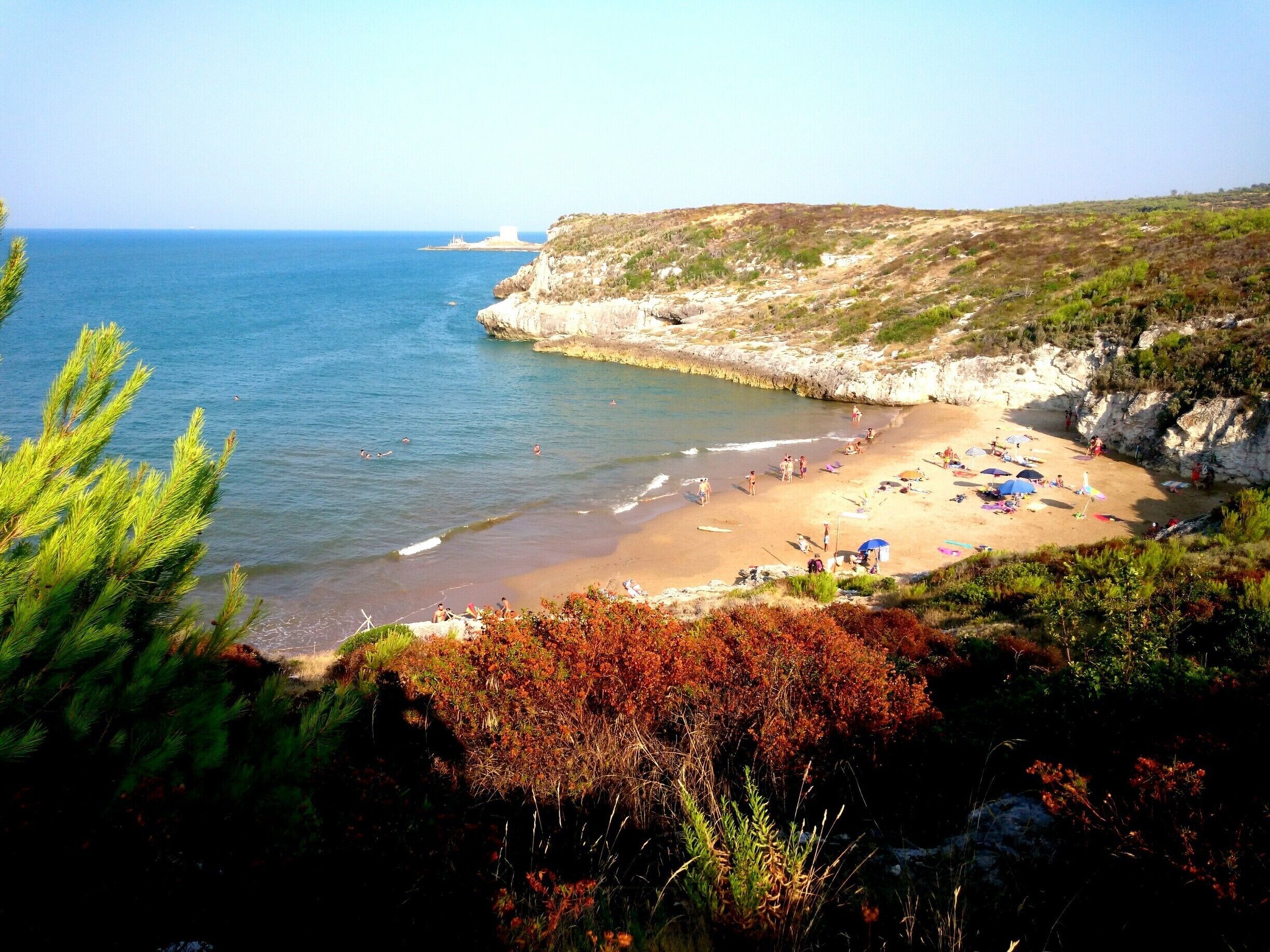 La bellissima Cala del Turco a #Peschici, per chi ama vivere il mare del #Gargano in tranquillità 