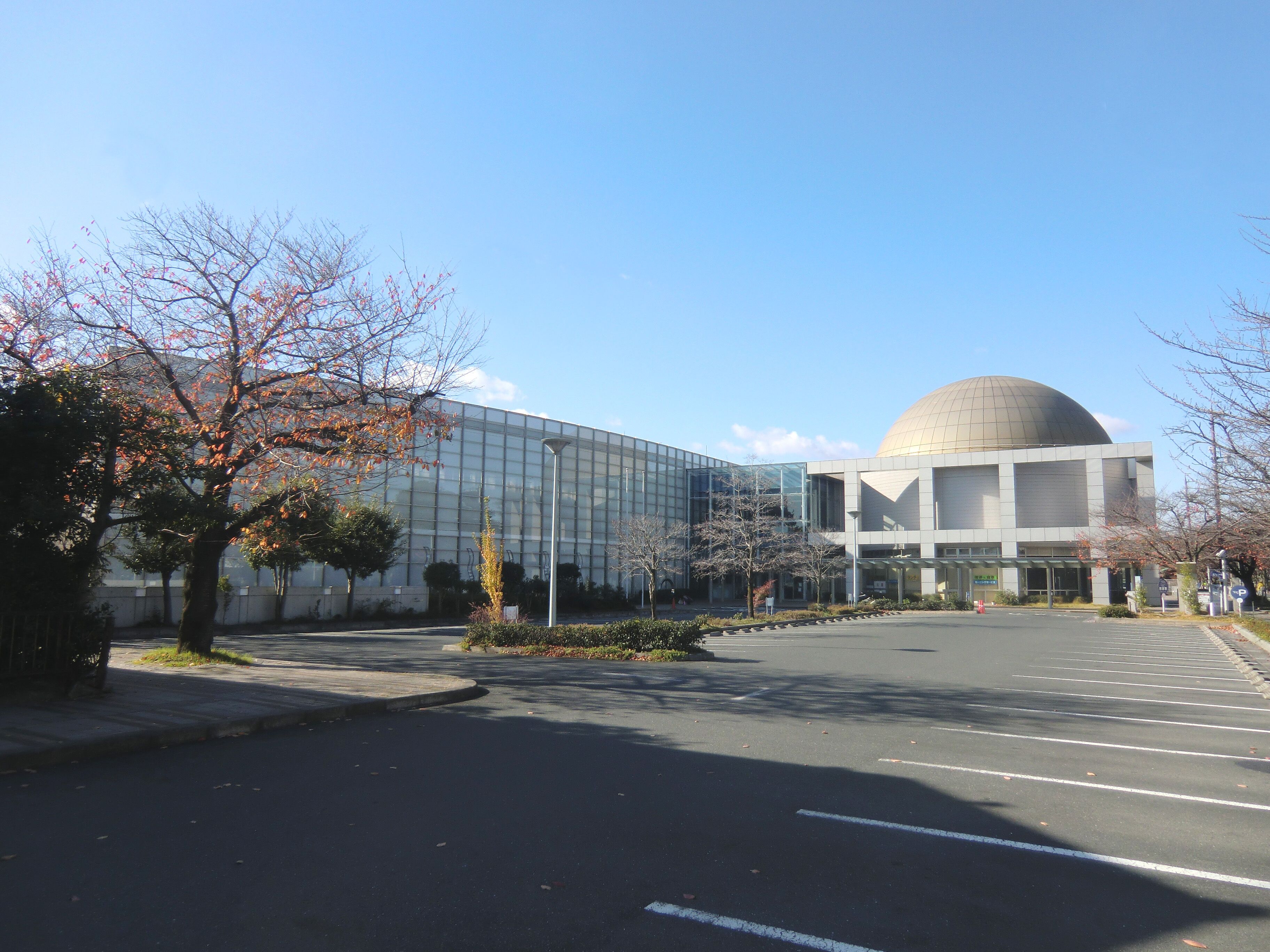 豊川市中央図書館。愛知県豊川市諏訪