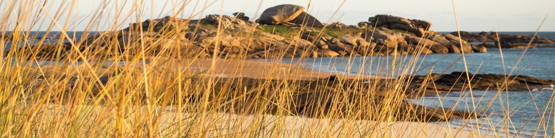 I was talking about some of our misadventures on my previous Tregastel post.
On this one, from the same early morning, I actually lost my e-cigarette in the dunes as I was laying down to get this shot.
Luckily, we got back there two hours later and found it.