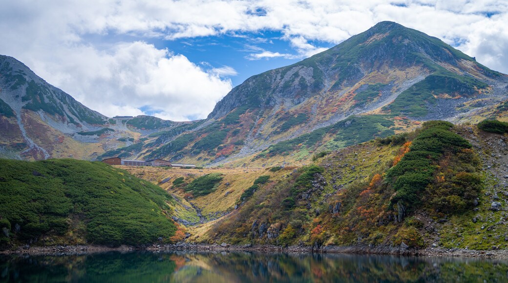 富山県立山町の立山にあるみくりが池周辺の秋の紅葉の季節の風景 Scenery of autumn leaves around Mikurigaike Pond in Tateyama, Tateyama Town, Toyama Prefecture, Japan.