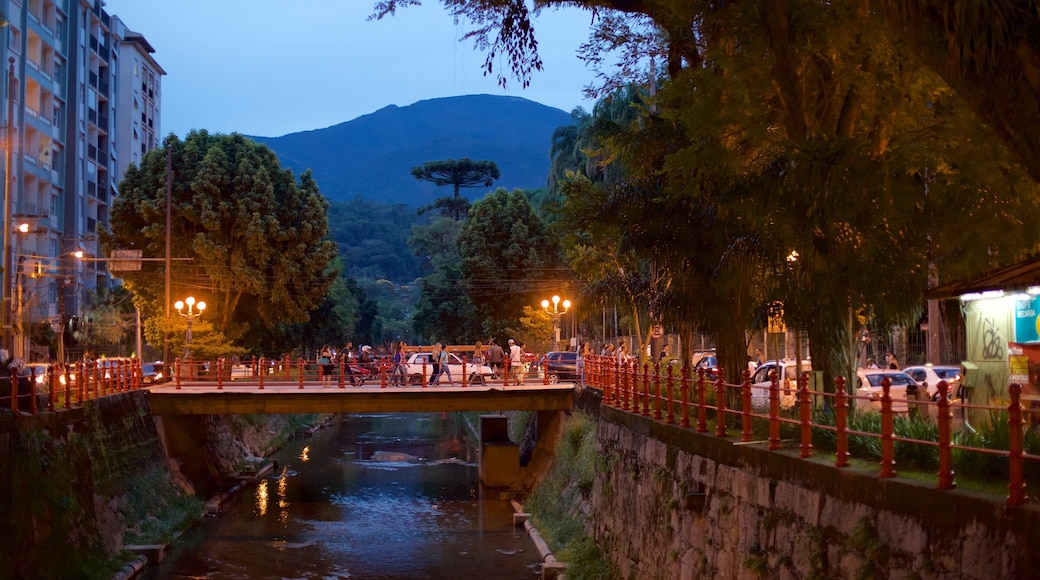 Petropolis bevat een rivier of beek, een tuin en een brug