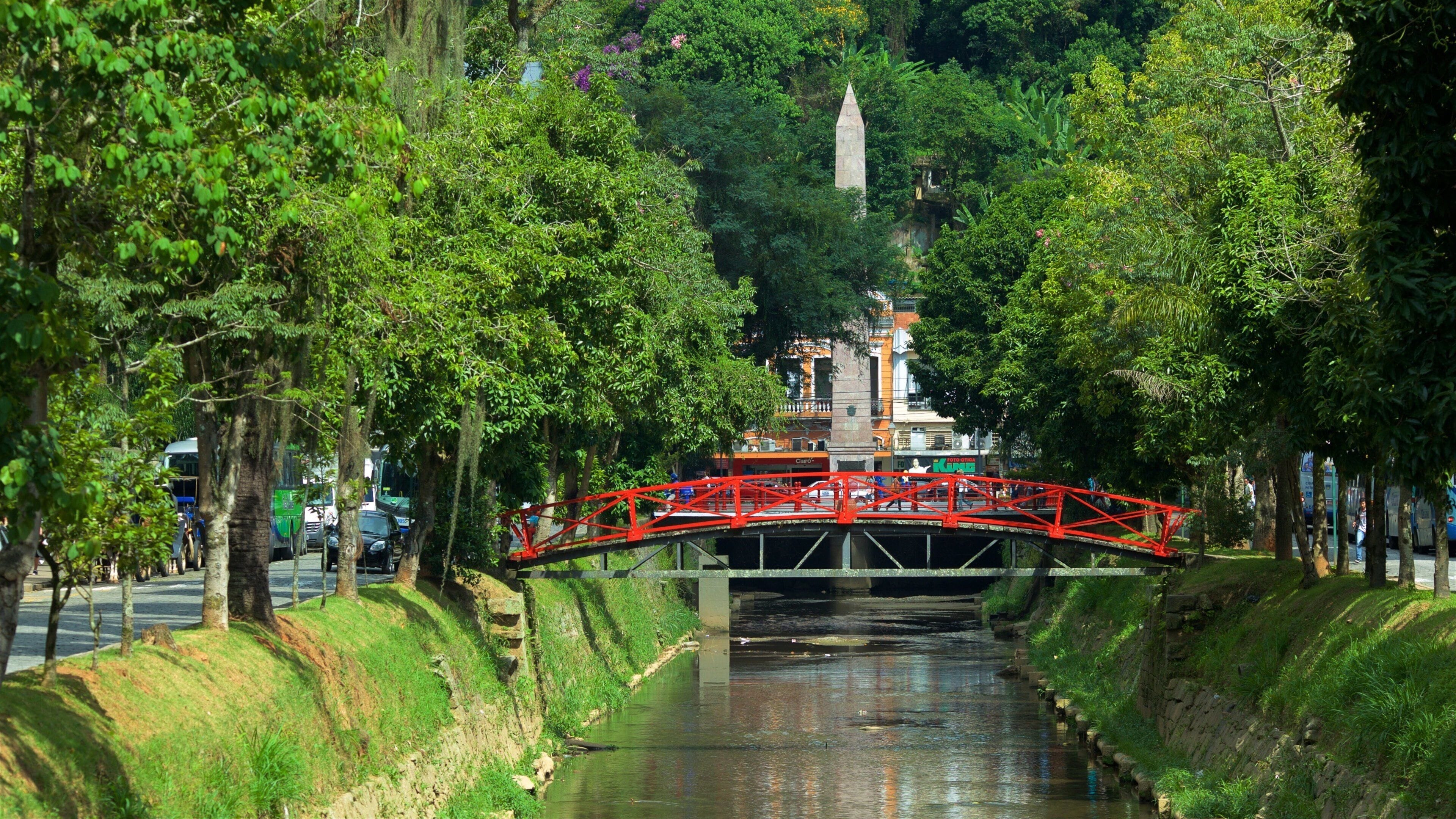 Petropolis toont een rivier of beek en een brug