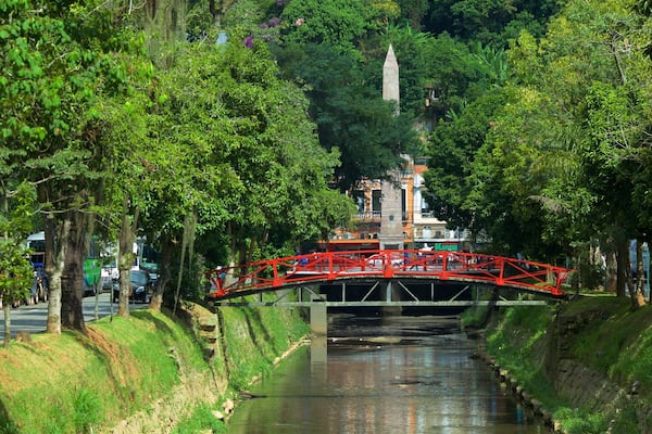 Petropolis mit einem BrĂŒcke und Fluss oder Bach