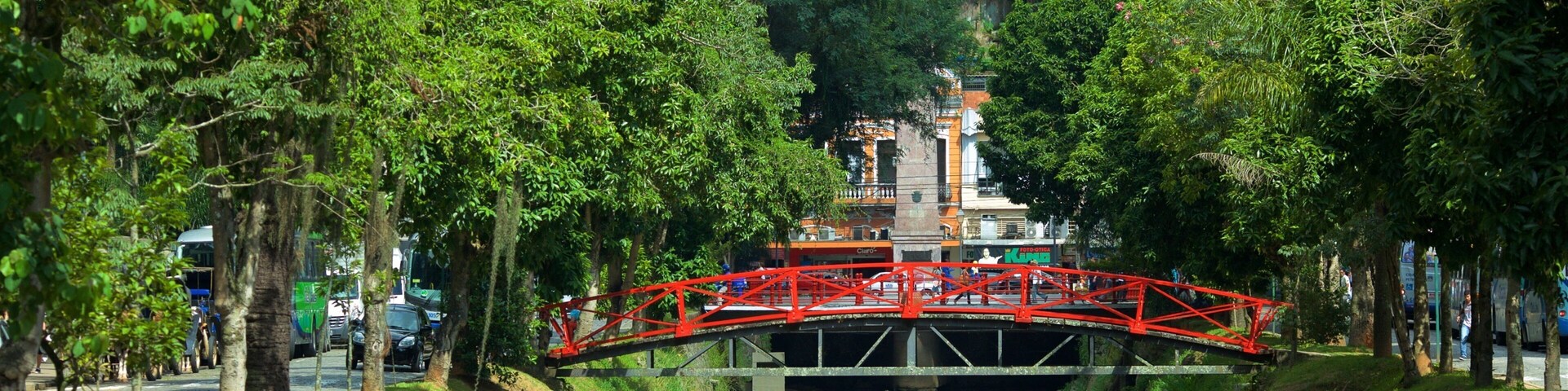 Petrópolis caracterizando um rio ou córrego e uma ponte