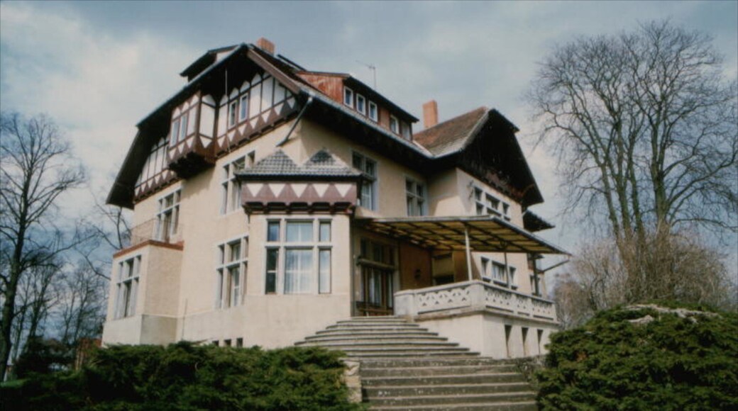 Dobbin-Linstow which includes heritage architecture and a house