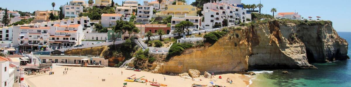 In my opinion Carvoeiro and its surrounding beaches are very much underrated. Loved the 3 days we spent here - I would go back in a heartbeat!
#BeachBound