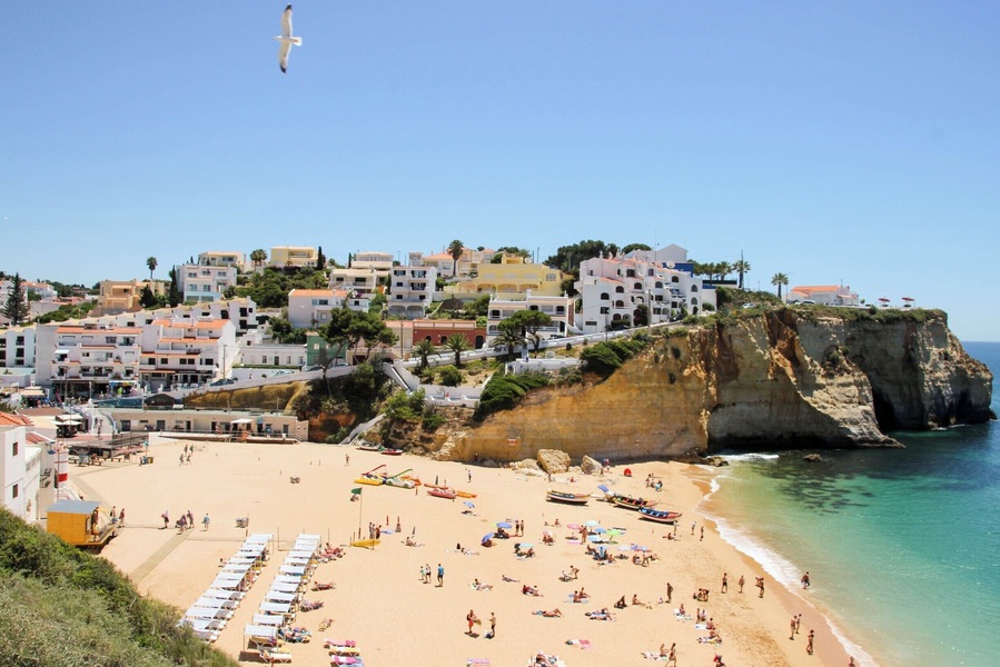In my opinion Carvoeiro and its surrounding beaches are very much underrated. Loved the 3 days we spent here - I would go back in a heartbeat!
#BeachBound