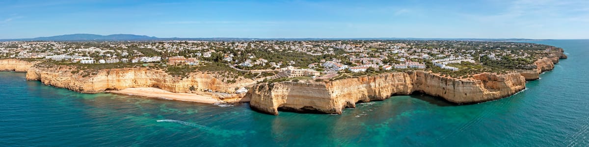 Une ville côtière caractérisée par une falaise imposante et des eaux turquoise d’une grande clarté.