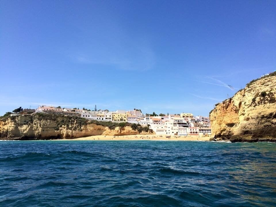 Le tour de bateau sur la côte est à faire! Magique les grottes. 