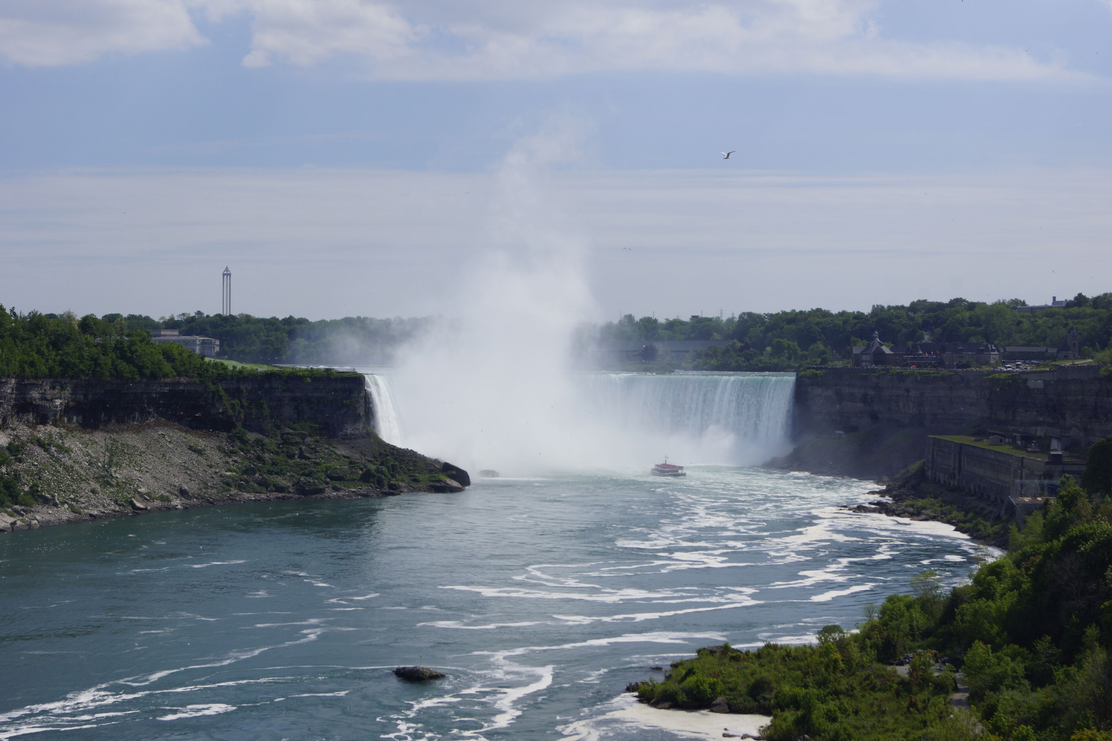 #niagara #canada #falls 

Não é a primeira vez que visito Niagara Falls e é sempre uma emoção ver este espetáculo da natureza. Fizemos o passeio ao interior das cataratas (Journey Behind the Falls) e ponto de Observação em baixo. À noite, após  o jantar, fizemos nova visita às quedas de água para as vermos iluminadas.