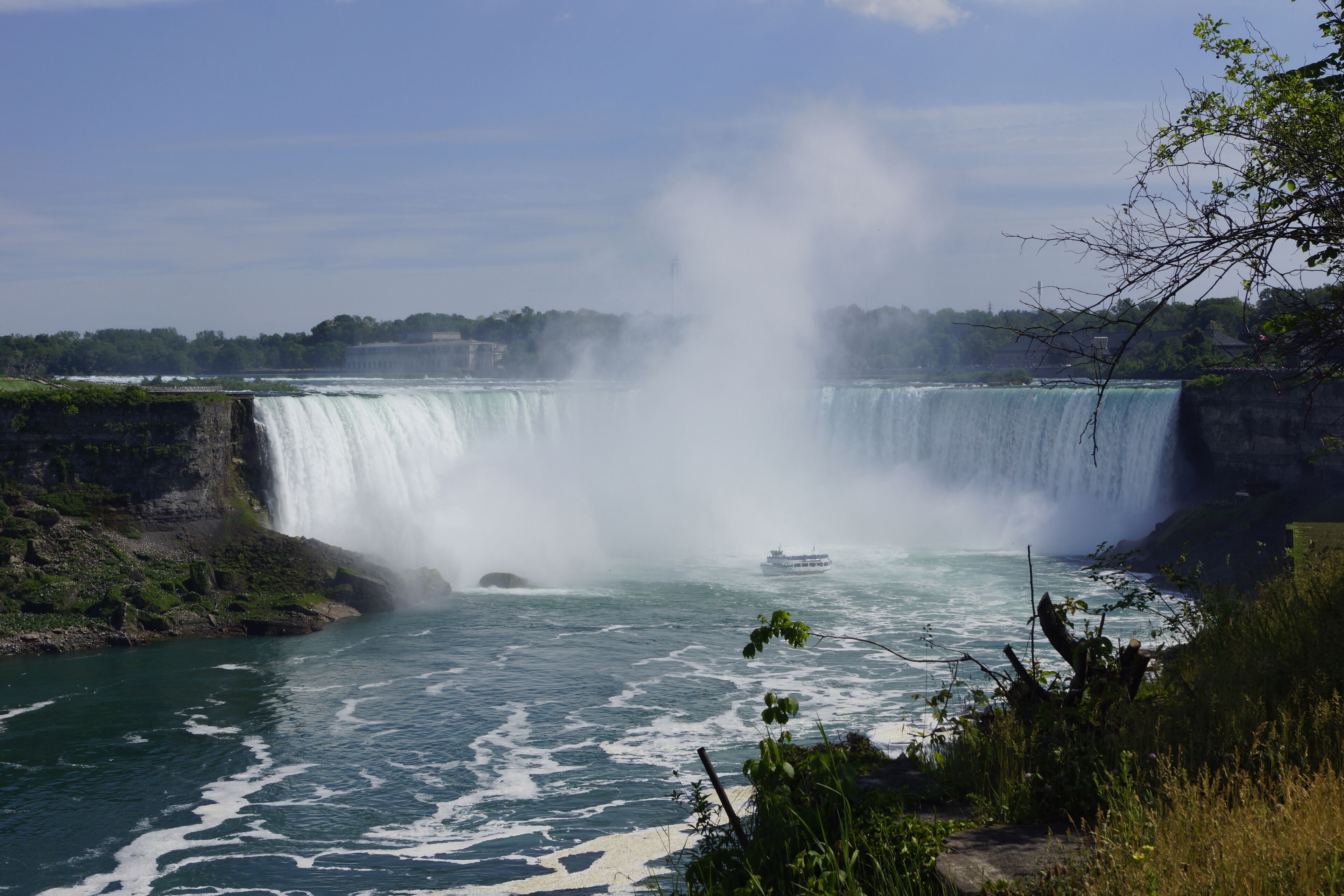 #niagara #canada #falls 

Não é a primeira vez que visito Niagara Falls e é sempre uma emoção ver este espetáculo da natureza. Fizemos o passeio ao interior das cataratas (Journey Behind the Falls) e ponto de Observação em baixo. À noite, após  o jantar, fizemos nova visita às quedas de água para as vermos iluminadas.