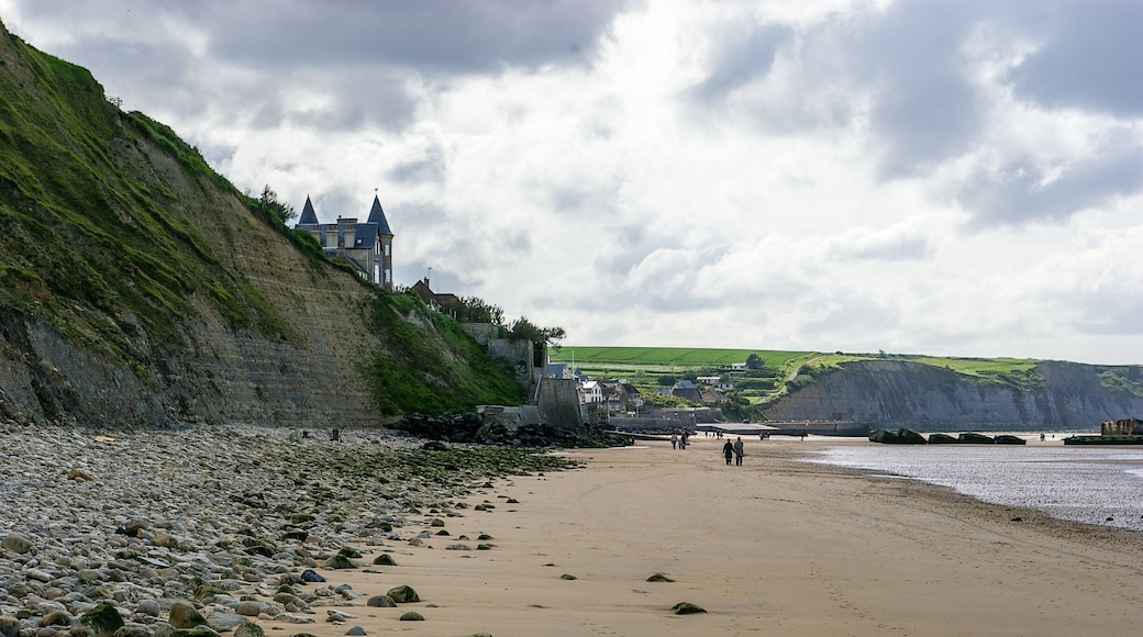This was the end of the second day of my first proper solo travel adventure, when I decided to walk the length of the D-Day beaches in #Normandy, #France đ«đ·. I was extremely tired, at this point, as Arromanches-les-Bains came into view.
#LifeAtExpedia