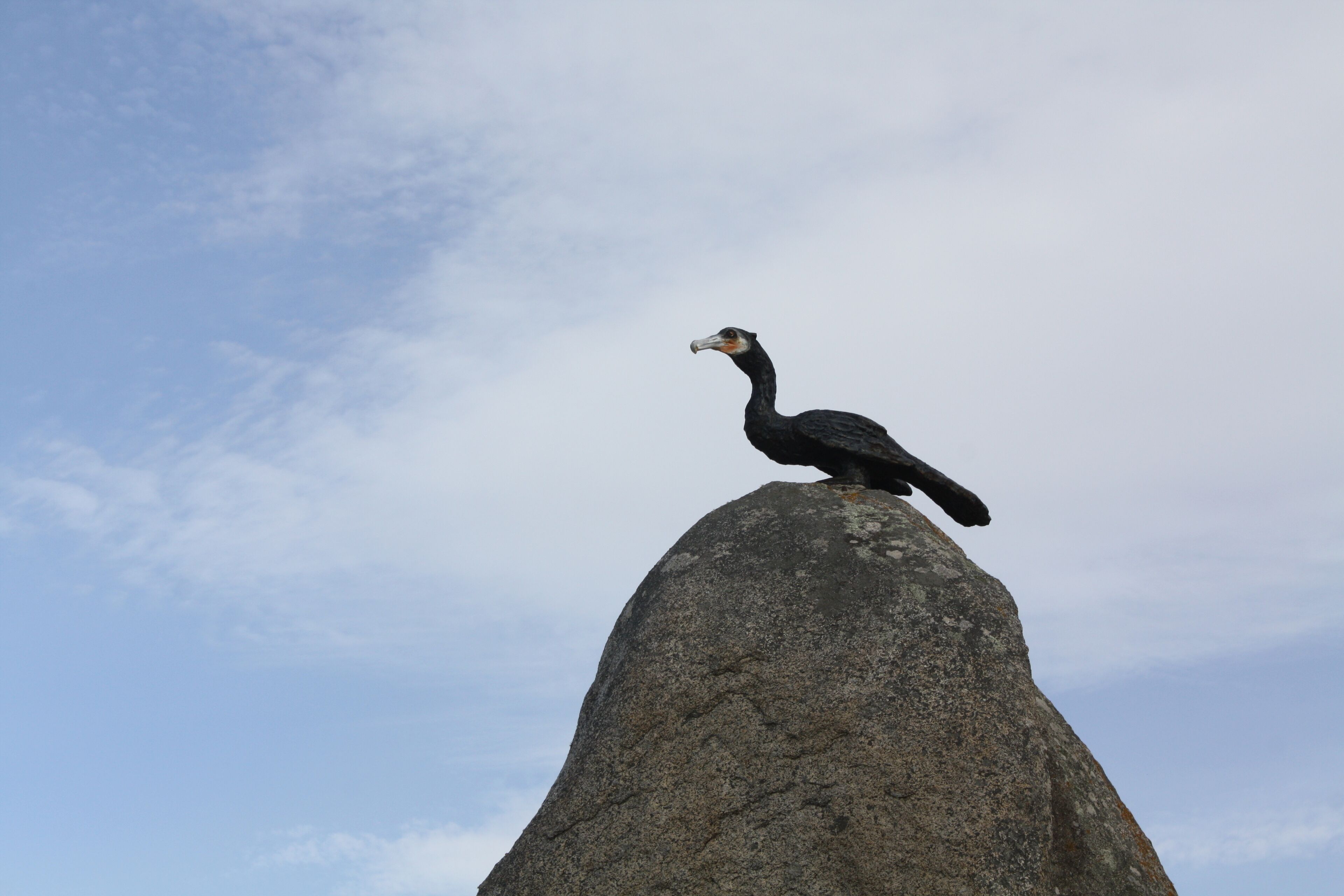 Con do Paxaro, coa escultura dun corvo mariño. Popularmente considérase o límite dos concellos do Grove e Sanxenxo, aínda que realmente o límite está máis ó norte.