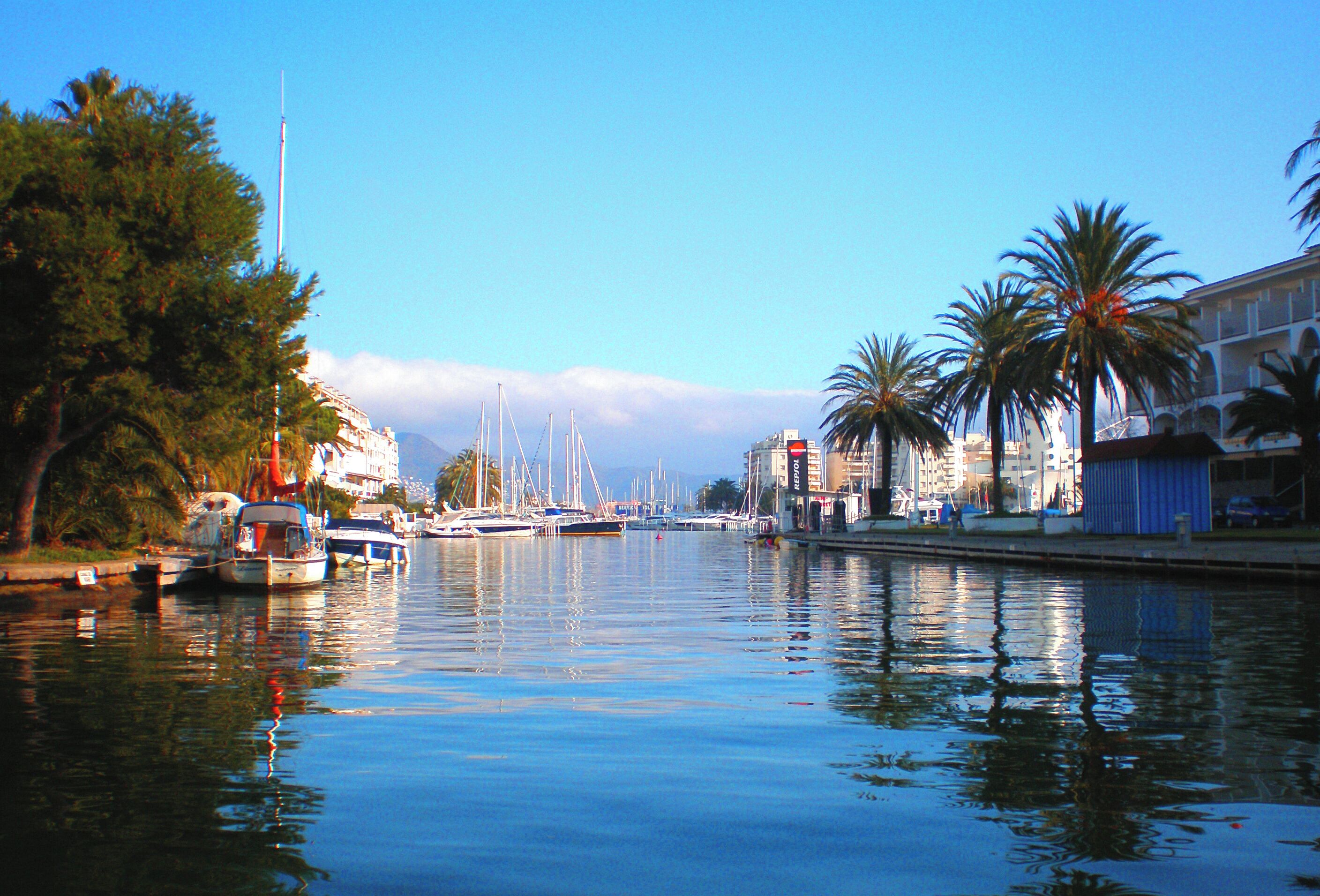 Vistas del Gran Canal de “Empuriabrava” en el Golfo de Rosas, Gerona [España]