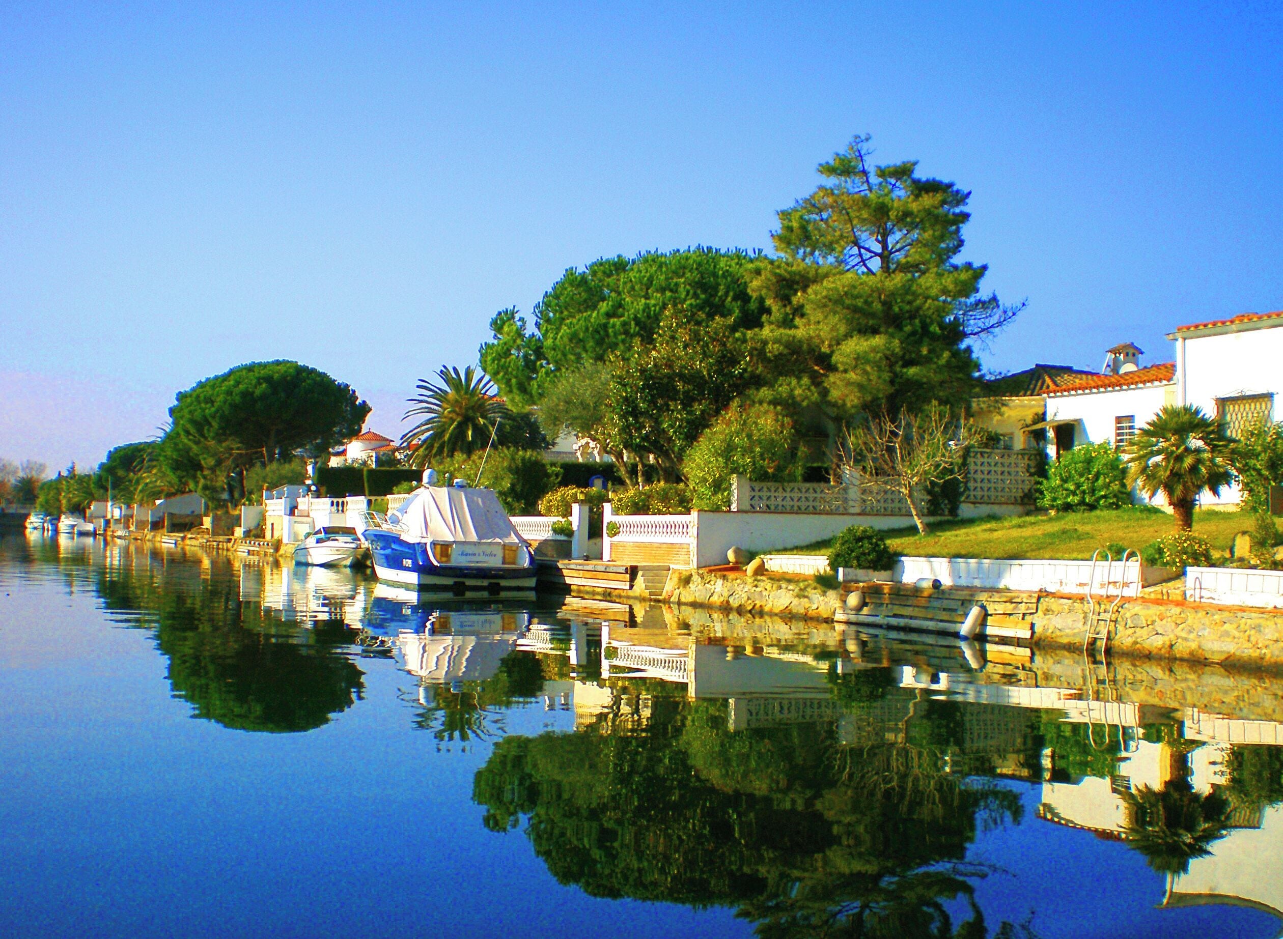 Vistas del Gran Canal de “Empuriabrava” en el Golfo de Rosas, Gerona [España]