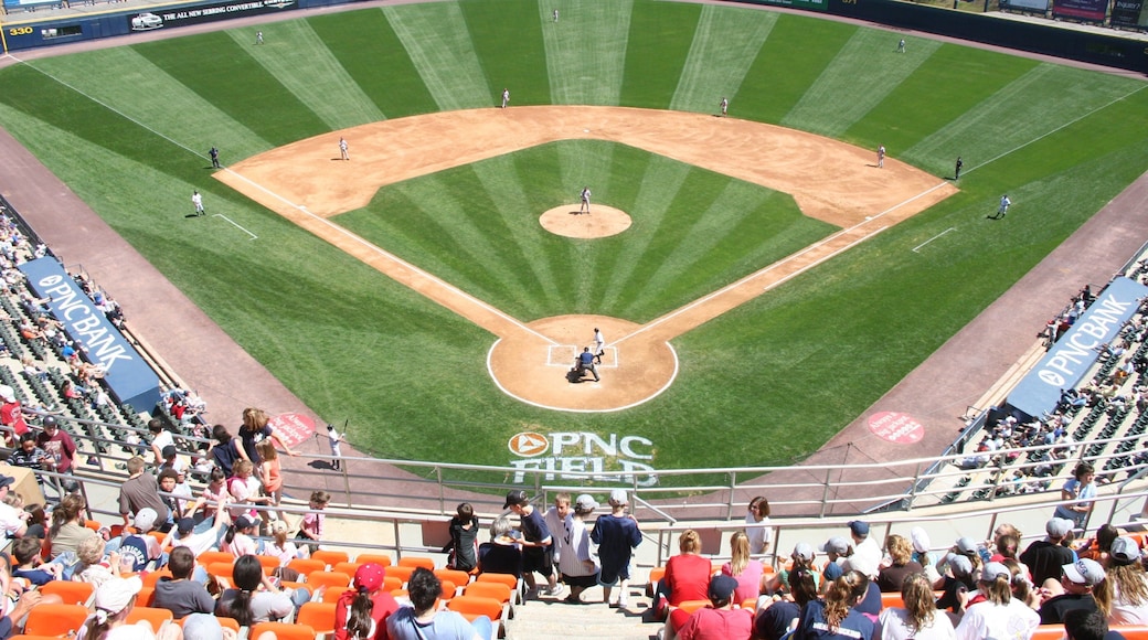 Scranton ofreciendo un evento deportivo y también un grupo grande de personas