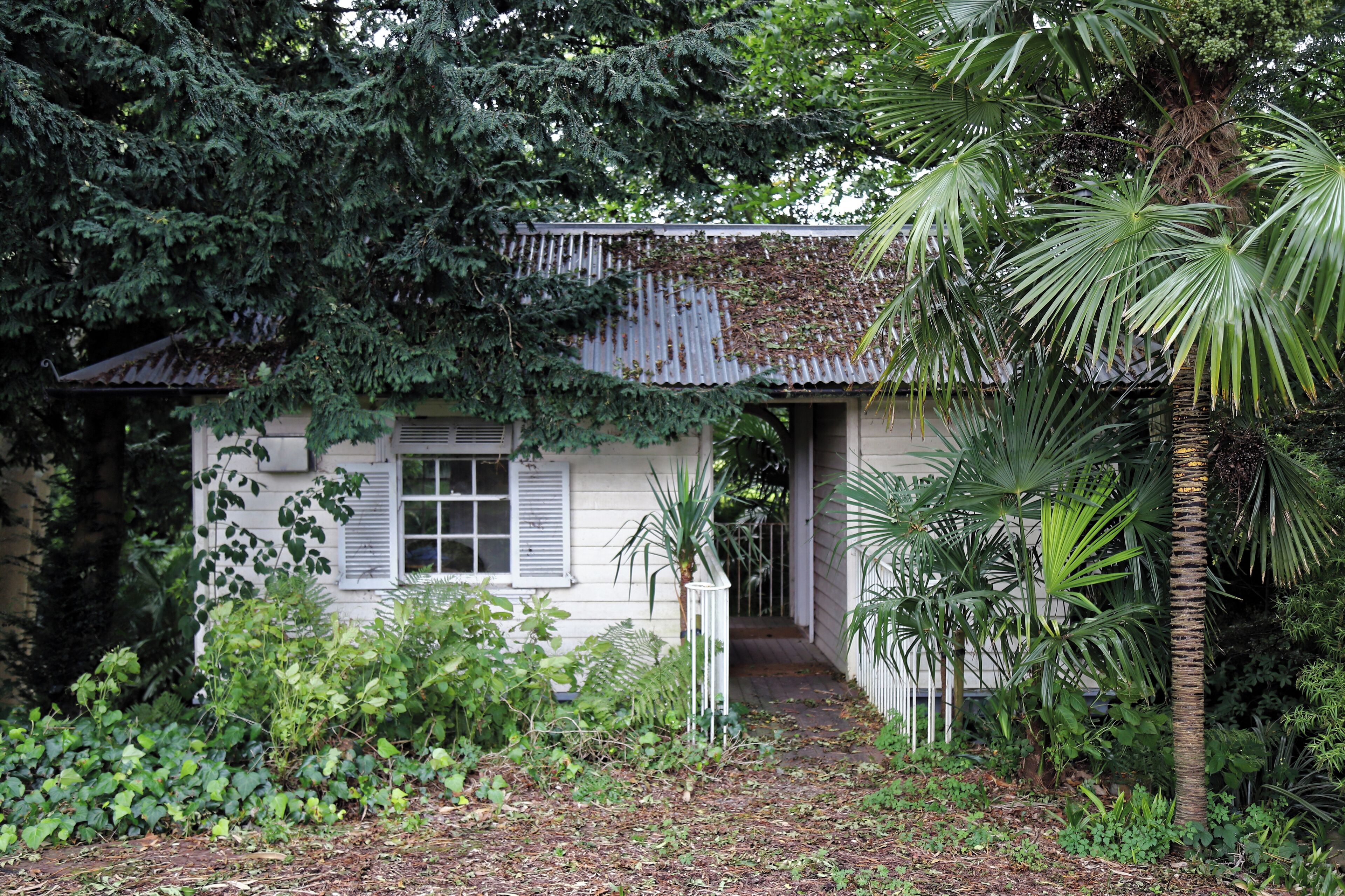 A summer house in the grounds of the former Architectural Plants Ltd. nursery and display botanical garden on Nuthurst Street (aka Harriots Hill) in the village of Nuthurst, West Sussex, England. Camera: Canon EOS 6D Mark II with Canon EF 24-105mm F4L IS USM lens. Software: File lens-corrected, optimized, perhaps cropped, with DxO OpticsPro 11 Elite, and likely further optimized with Adobe Photoshop CS2.