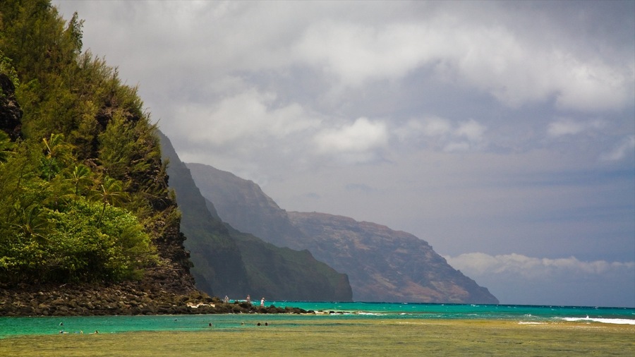 Haena featuring mountains, rugged coastline and mist or fog