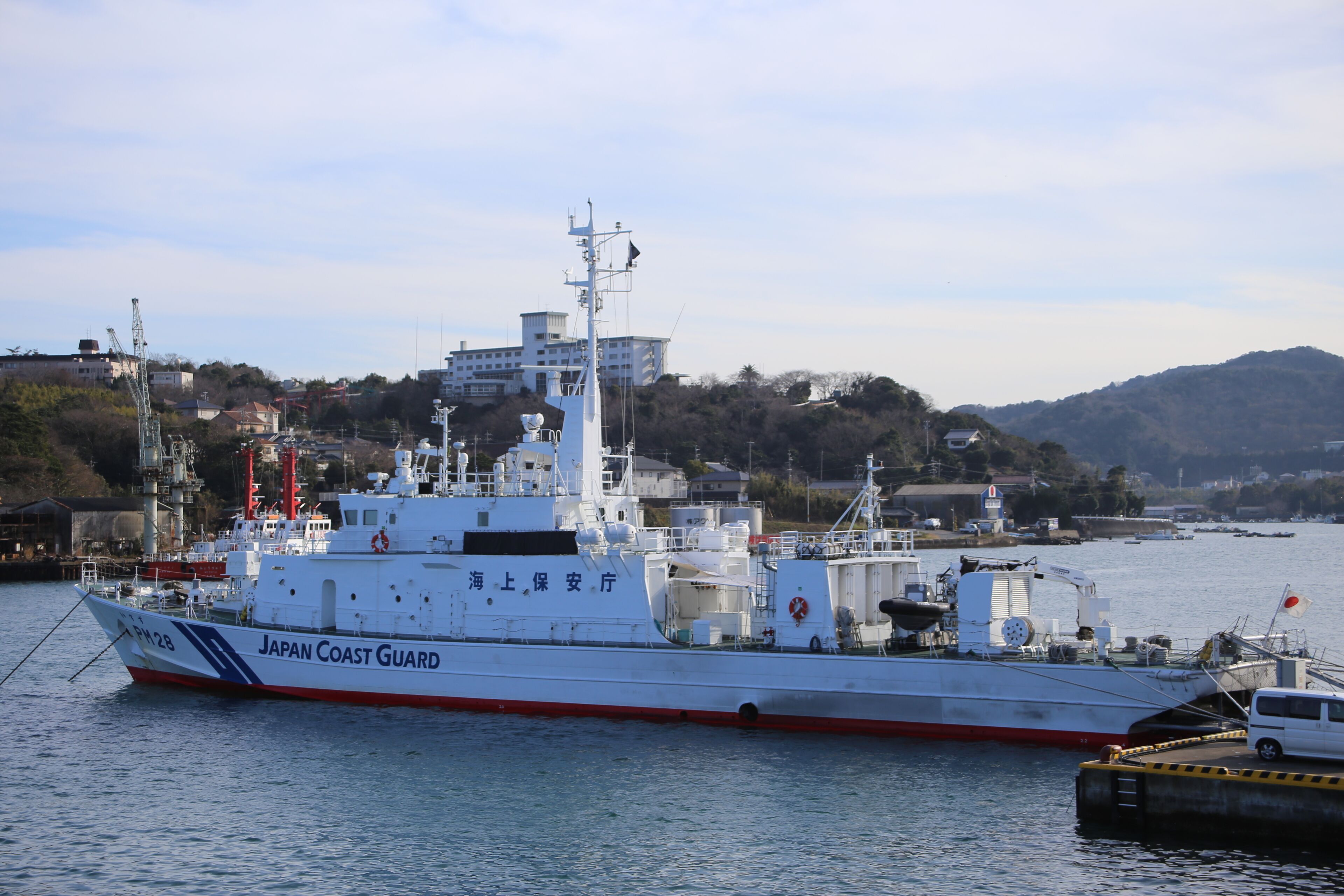 三重県鳥羽市鳥羽港に停泊する海上保安庁「いすず」を洋上から撮影