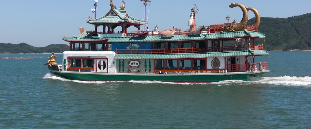 This is the ship called "Ryugujo", which is owned by Shima Marine Leisure.