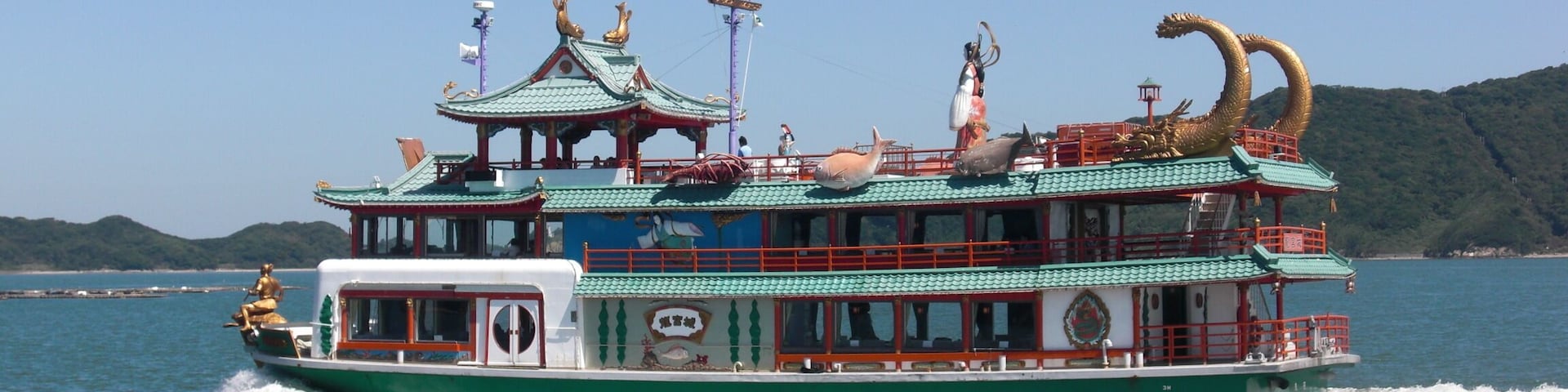 This is the ship called "Ryugujo", which is owned by Shima Marine Leisure.